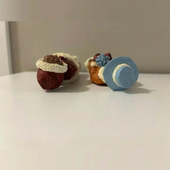 Vintage Caroler Figurines Set Christmas holiday festive - Picture 4 of 10